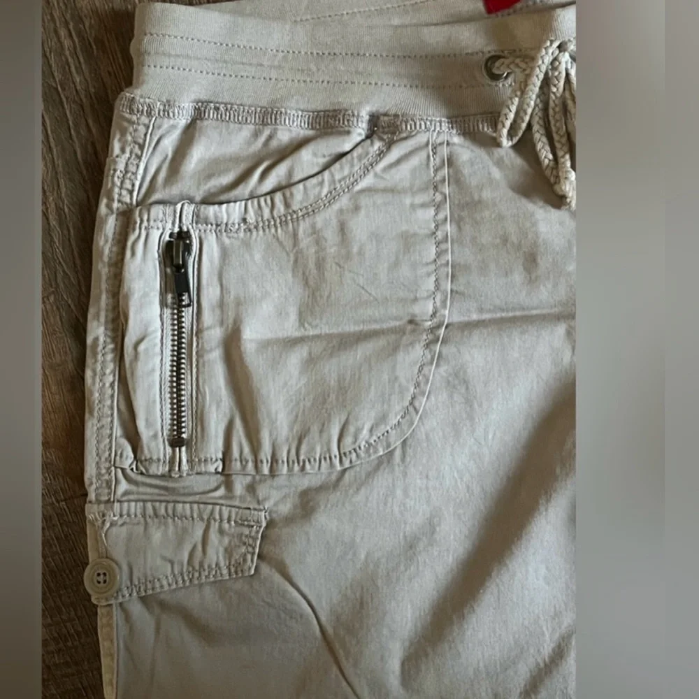 UnionBay tan cargo shorts. Excellent condition. Drawstring waist. Size 7